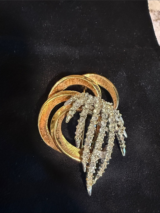 Jewelry - Beautiful Brooch Pin Rhinestone Diamond Gold Tone Metal Design